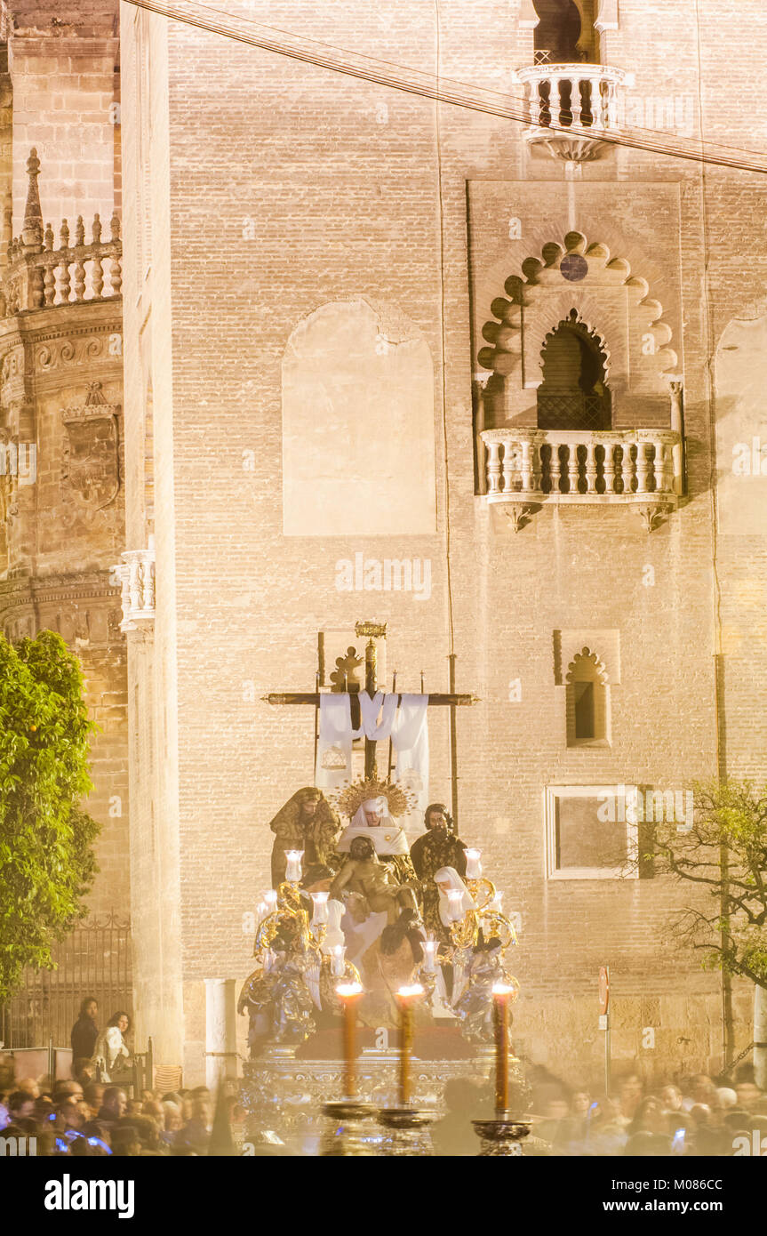Le Christ de flottement de la confrérie de 'La Sagrada Mortaja' au cours de son chemin pénitentiel le Vendredi saint. Banque D'Images