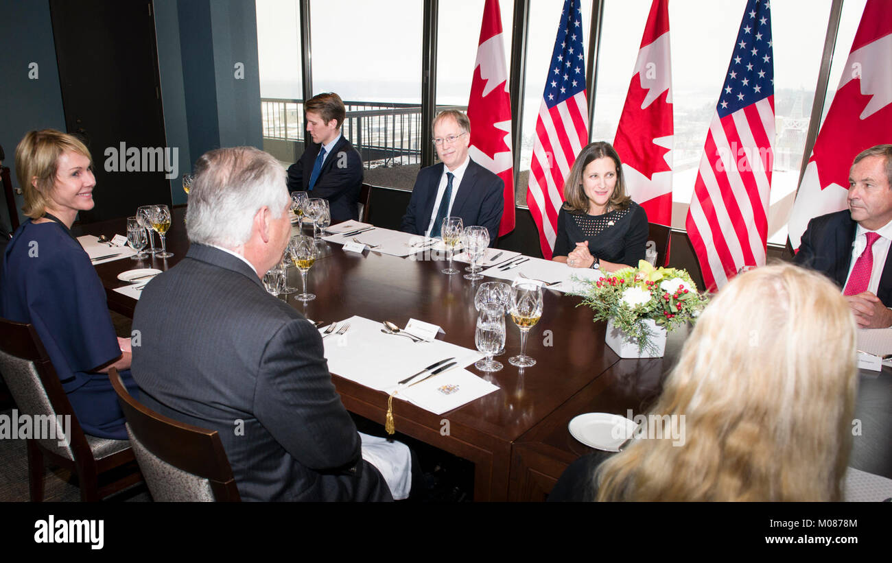 La secrétaire d'État des États-Unis, Rex Tillerson, flanqué de l'Ambassadeur américain Kelly Craft, Ministre des affaires étrangères du Canada Chrystia Freeland et ambassadeur du Canada aux États-Unis, David MacNaughton, participer à un déjeuner de travail à l'échelle mondiale Affaires Étrangères à Ottawa, Canada le 19 décembre 2017. Banque D'Images