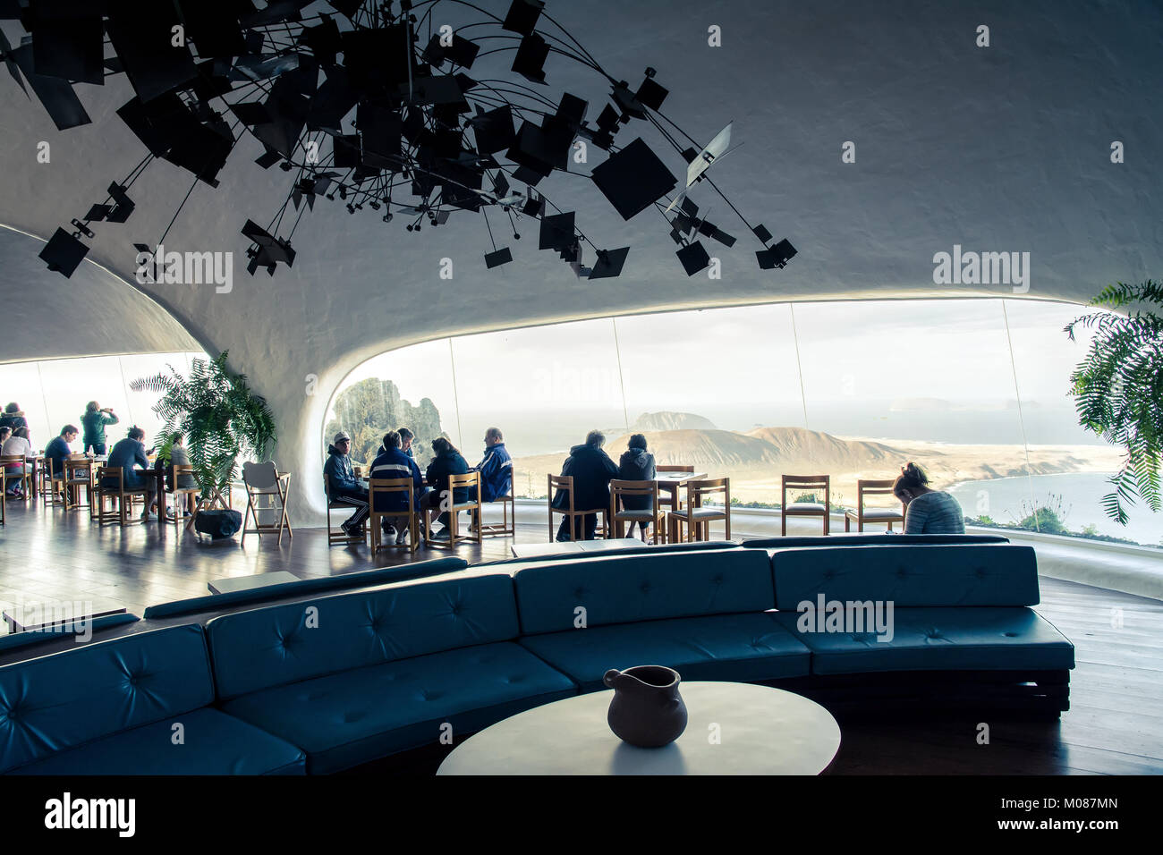 Lanzarote, Espagne - 20 décembre 2016 : vue de l'intérieur avec les touristes non identifiés d'El Mirador del Rio à Lanzarote. Situé à 400 mètres de haut, le Mirador Banque D'Images