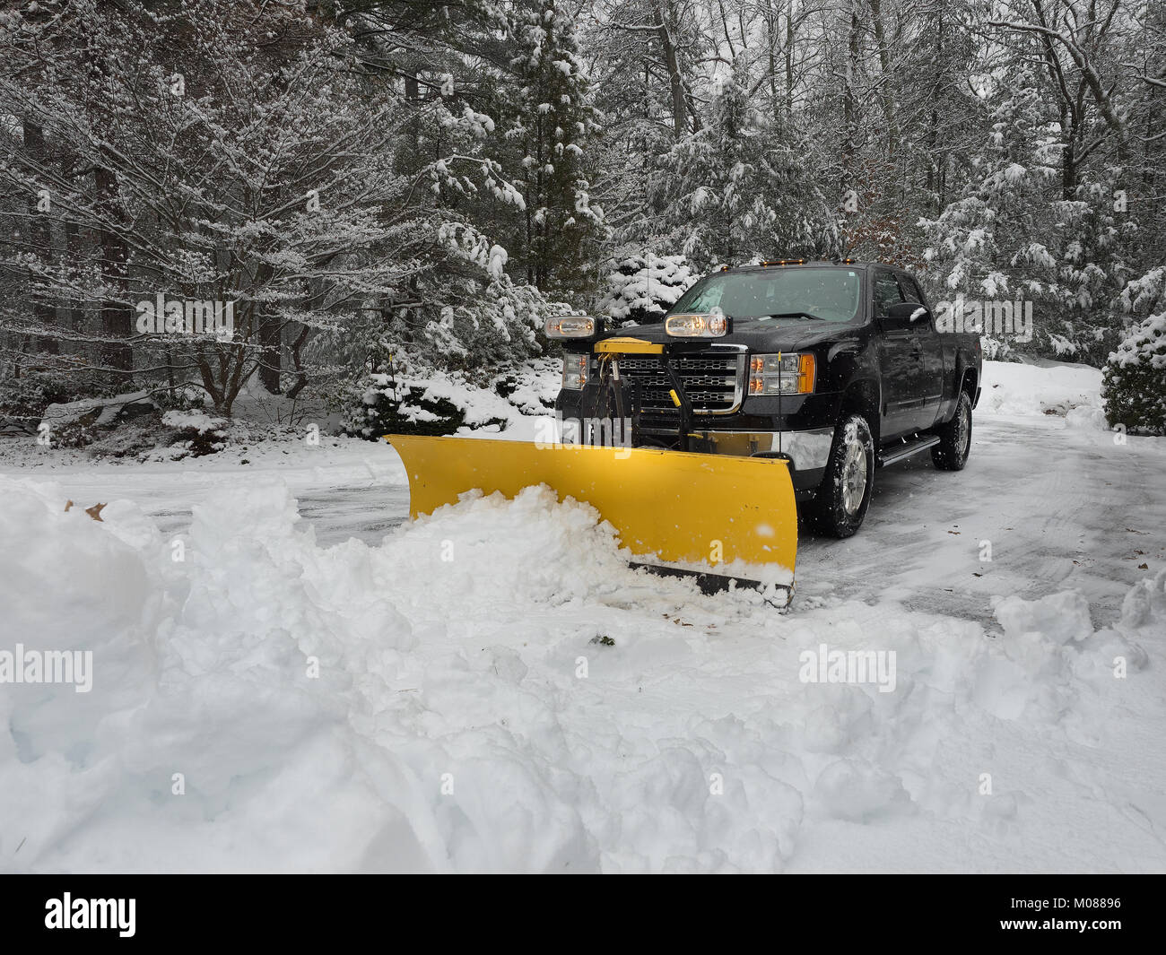 Chasse-neige camion parking compensation Banque D'Images