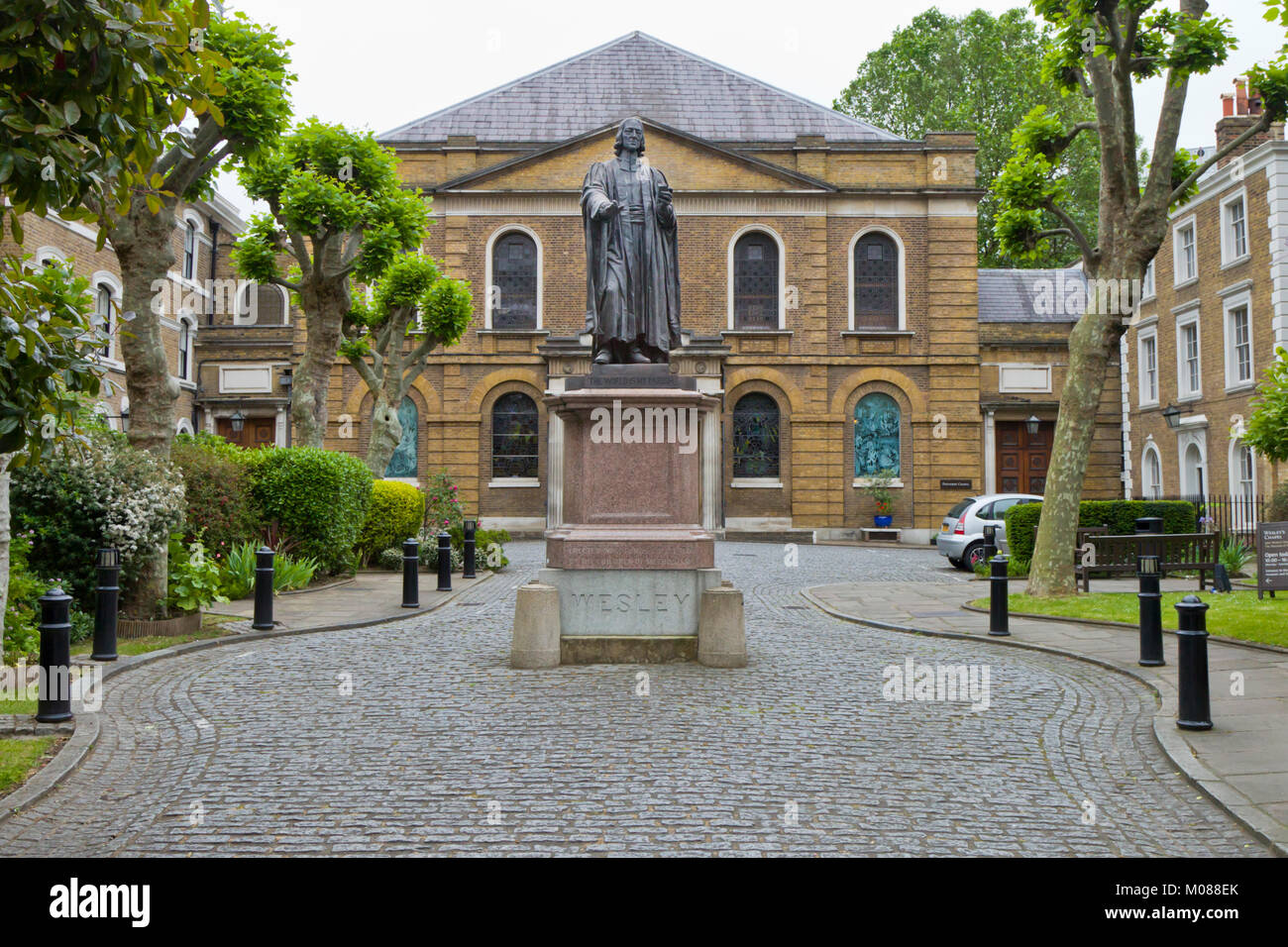 John Wesley's statue dans les motifs de Wesley's Chapel, dans City Road, Londres, UK Banque D'Images