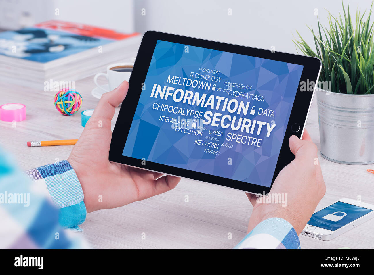Concept de sécurité de l'information sur digital tablet pc dans les mains des hommes Banque D'Images