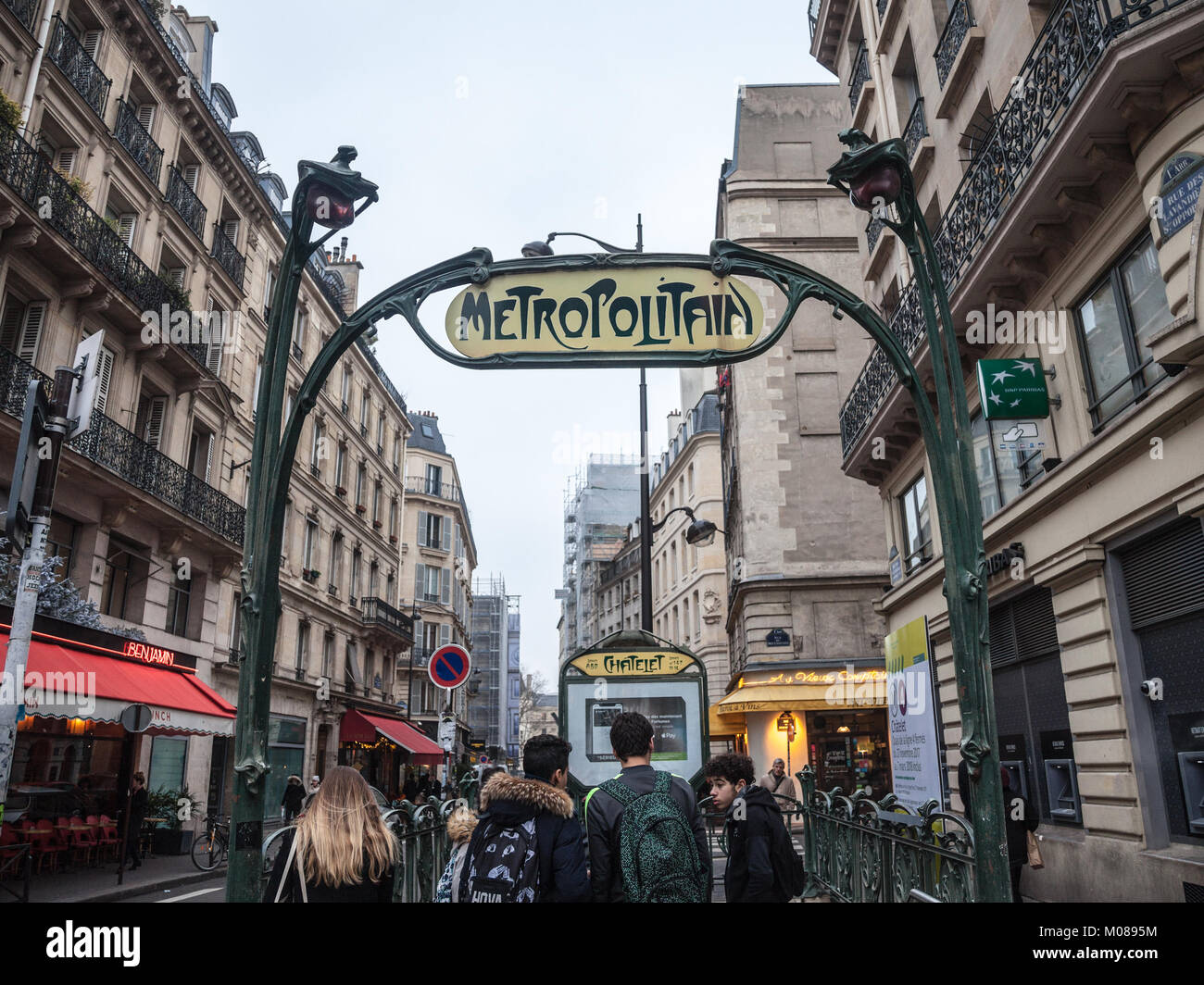 PARIS, FRANCE - 20 décembre 2017 : la station de métro de Paris à Chatelet avec un signe de métro art déco typique conçu par Guimard combinées à une lampe de rue. P Banque D'Images