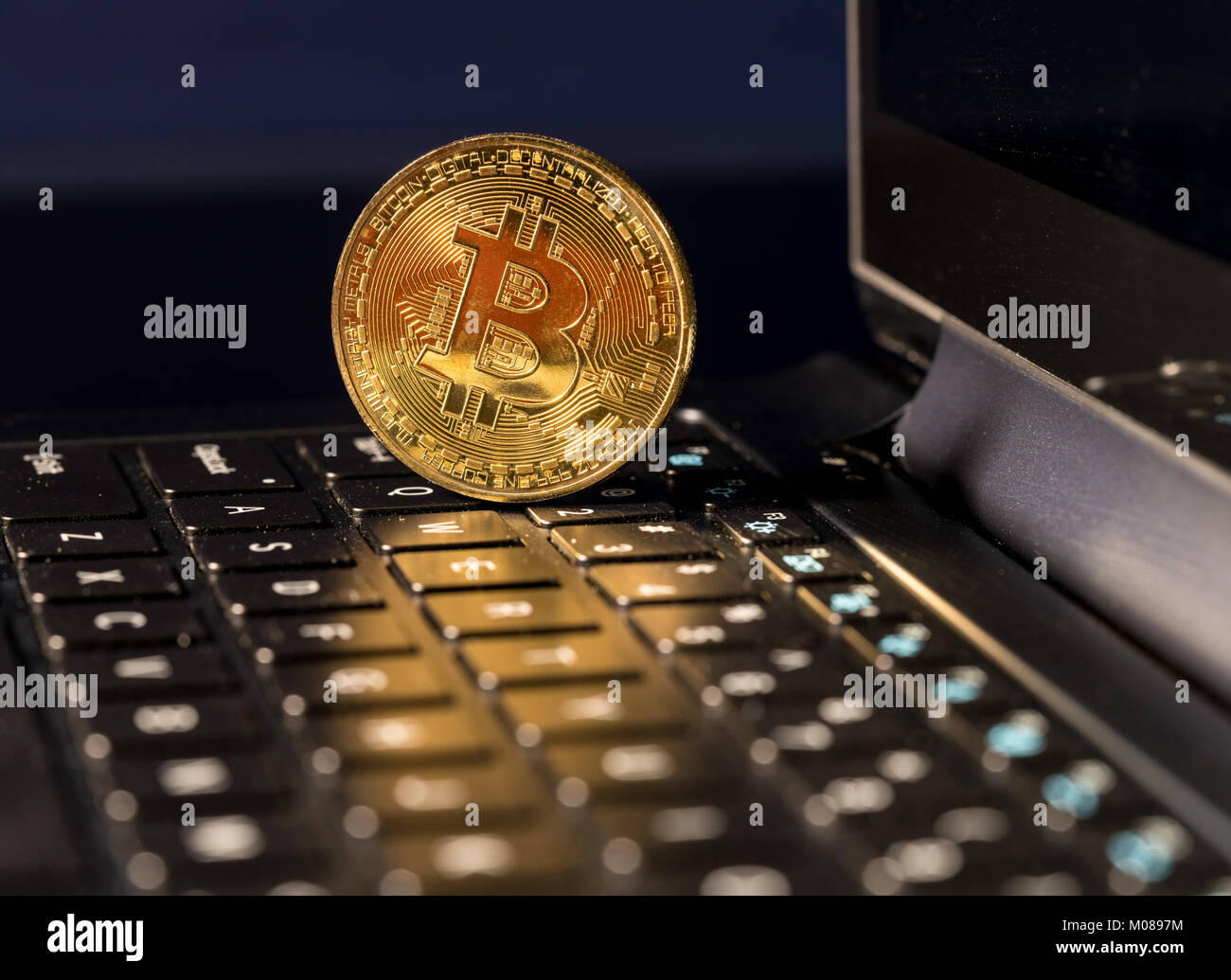 Coin Bitcoin debout sur ordinateur de clavier Banque D'Images