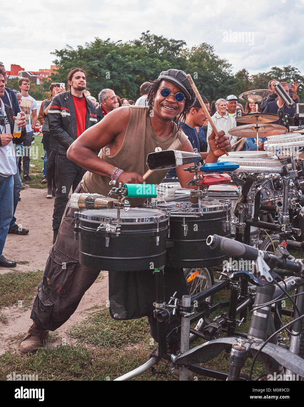 Berlin, Allemagne, 10 Septembre 2017 / percussionniste joue au Mauerpark. Banque D'Images