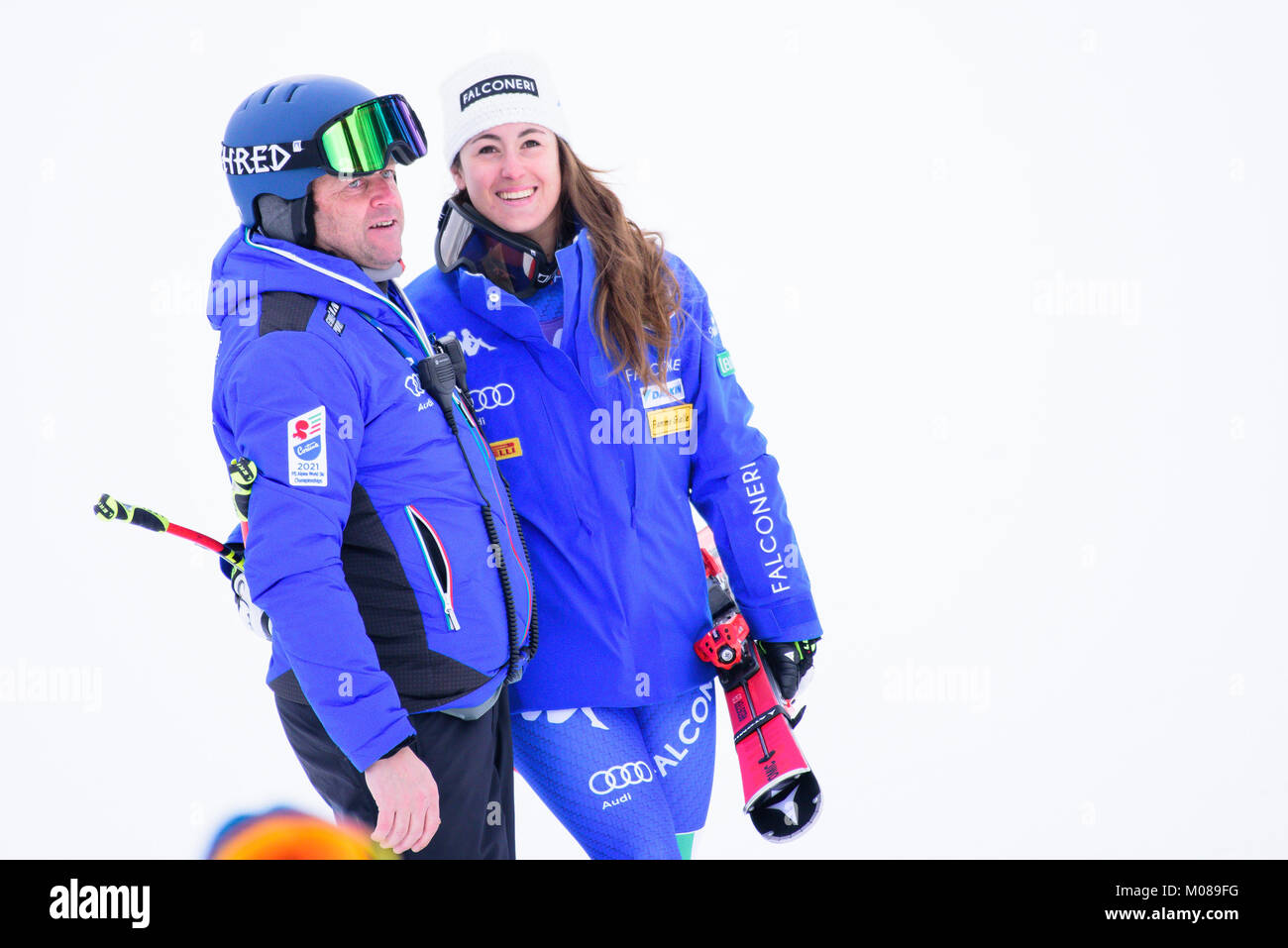 Cortina D'Ampezzo, Italie. 19 Jan, 2018. Sofia Goggia de l'Italie célèbre sa victoire à la Cortina d'Ampezzo de la Coupe du Monde à Cortina d'Ampezzo, Italie le 19 janvier 2018. Credit : Rok Rakun/Pacific Press/Alamy Live News Banque D'Images