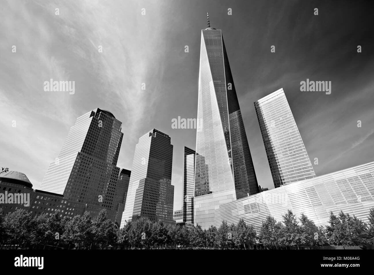 NEW YORK - 8 SEPTEMBRE : One World Trade Center gratte-ciel entouré de bâtiments en verre, noir et blanc le 8 septembre 2016 à New York. La liberté Banque D'Images