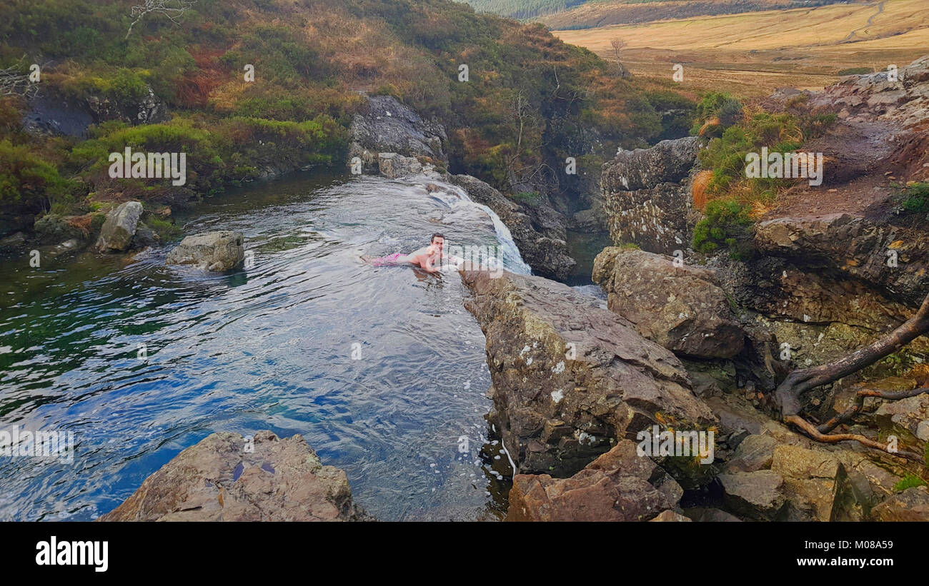 La Fée des piscines, Glen cassante, île de Skye est un touriste, promeneur, randonneur destination sur l'Ile de Skye. L'eau frais de montagne dégringole de la montagne au moyen d'un certain nombre de piscines naturelles et cascades - bien que ces le sembler attrayant de l'eau glaciale en fait un défi pour les nageurs les plus résistantes dans les mois d'hiver ! Autorisation modèle disponible Banque D'Images