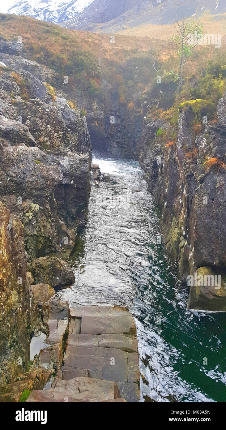 La Fée des piscines, Glen cassante, île de Skye est un touriste, promeneur, randonneur destination sur l'Ile de Skye. L'eau frais de montagne dégringole de la montagne au moyen d'un certain nombre de piscines naturelles et cascades - bien que ces le sembler attrayant de l'eau glaciale en fait un défi pour les nageurs les plus résistantes dans les mois d'hiver ! Banque D'Images