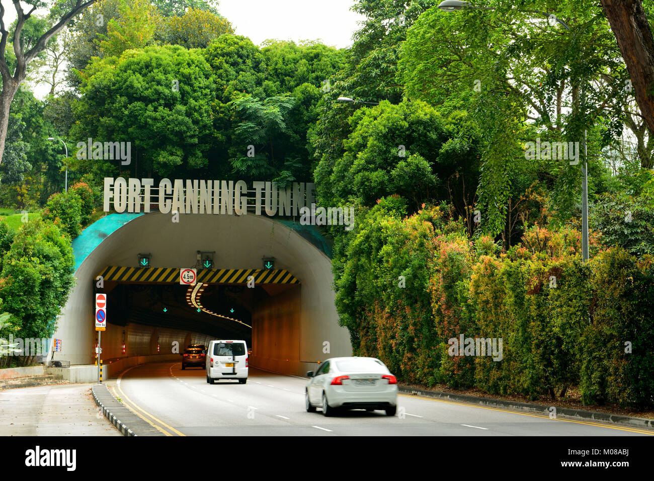 Singapour, Singapour - le 11 décembre 2017. Entrée du tunnel de Fort Canning à Singapour, avec des voitures et de la végétation. Banque D'Images