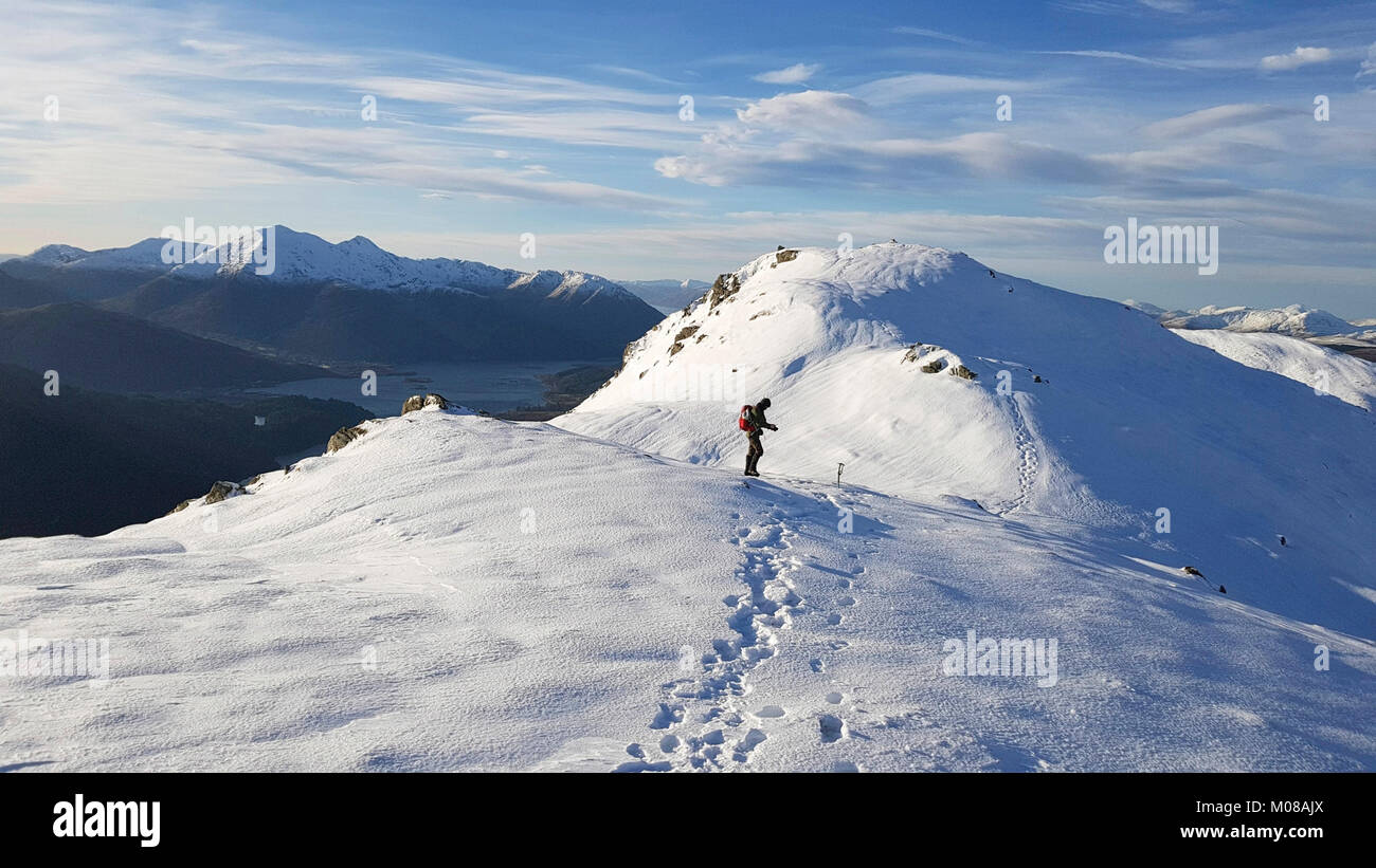 La randonnée au sommet de la man na Gualainn partie de la chaîne de montagnes Mamore en Ecosse pendant l'hiver n'est pas une aventure pour les novices - le temps change et basse température signifie que l'équipement approprié est nécessaire. Banque D'Images