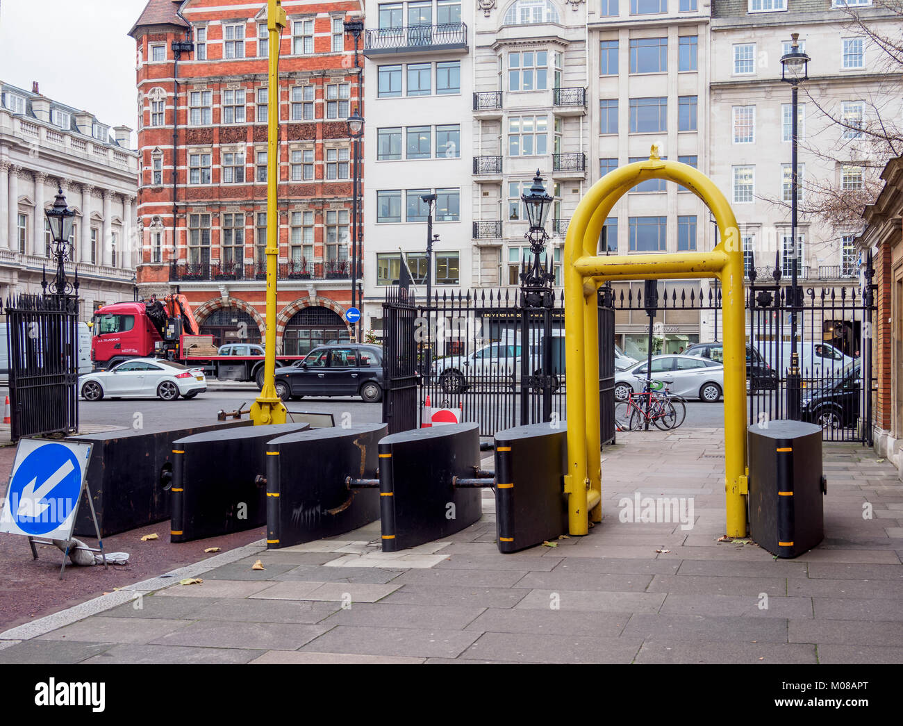 Barrières anti-terroristes, Londres, Angleterre, Royaume-Uni Banque D'Images