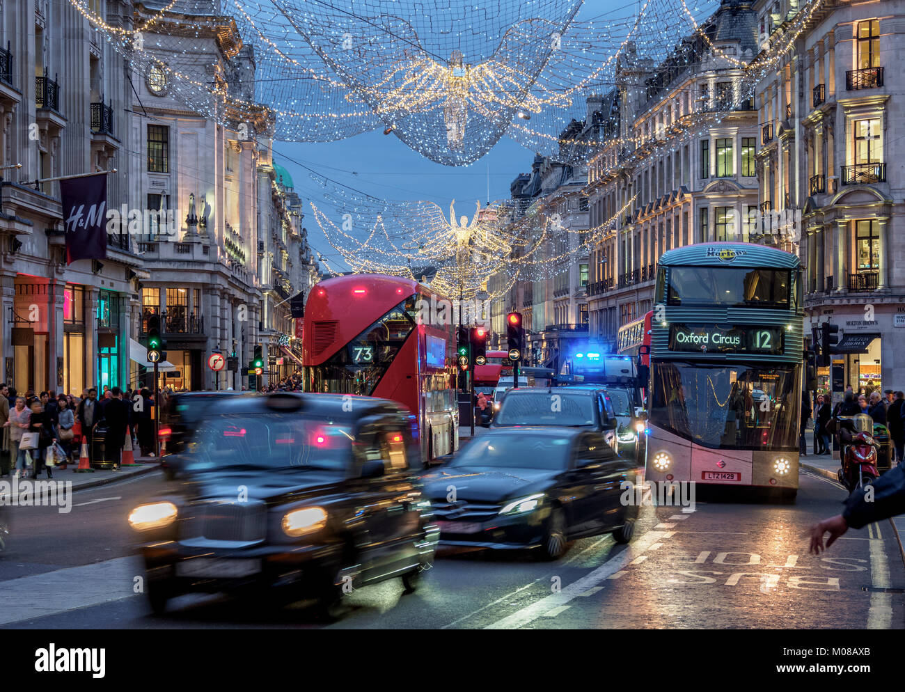 Regent Street avec Noël illuminations au crépuscule, Londres, Angleterre, Royaume-Uni Banque D'Images