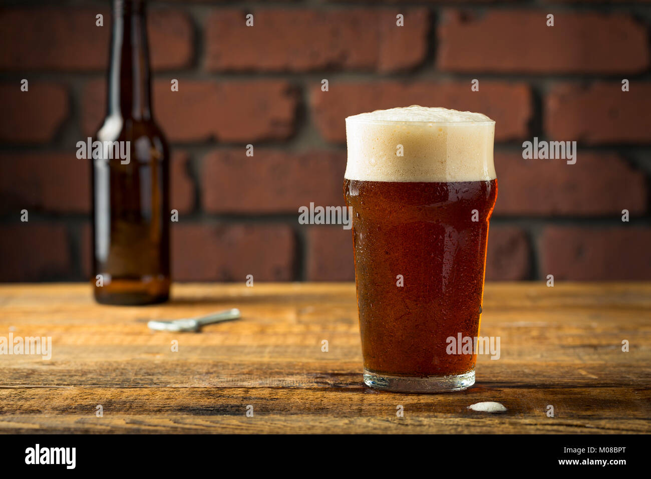 Jolie tasse de bière vides dans un bar Banque D'Images
