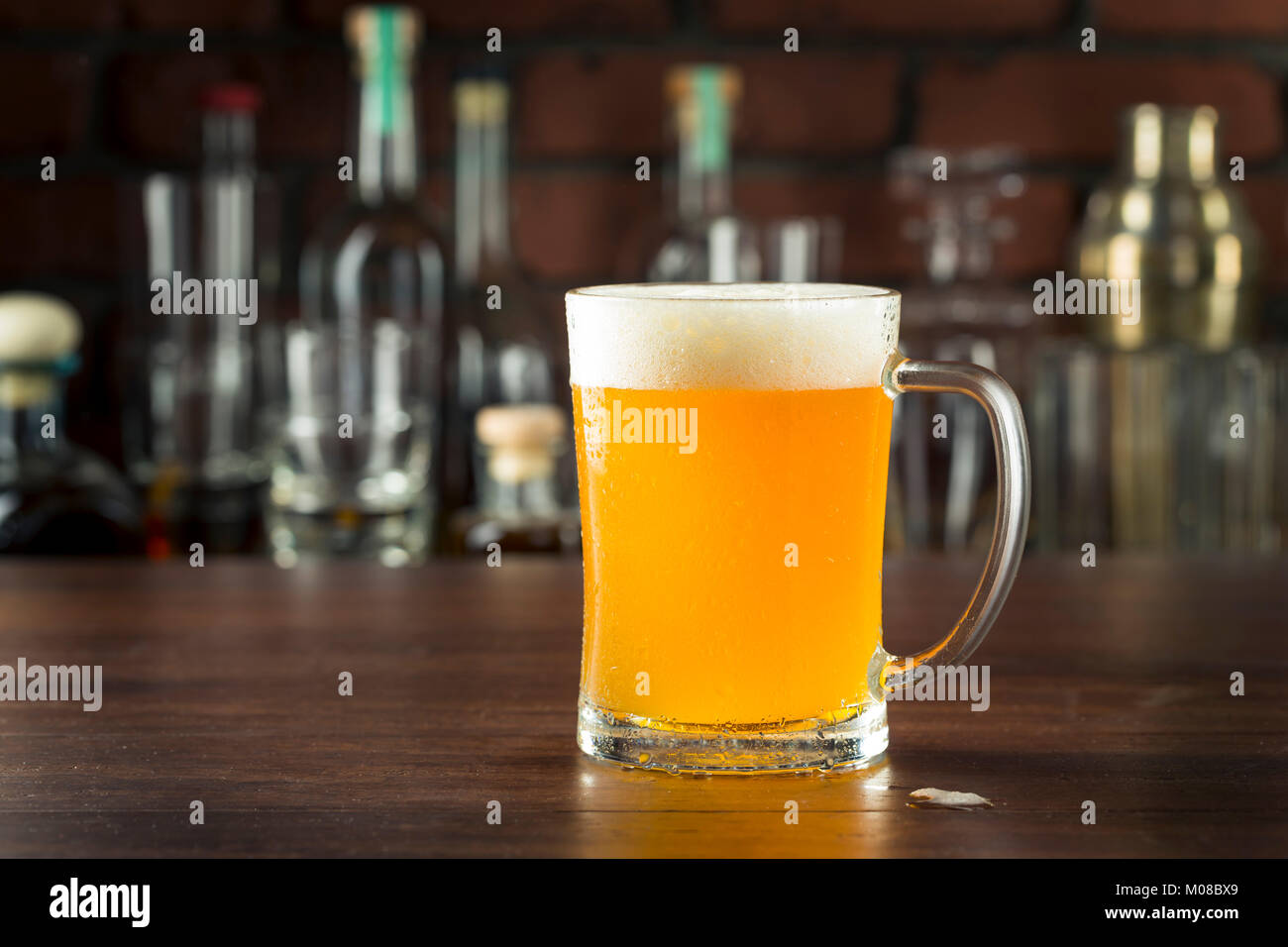 Bière lager dorée rafraîchissante dans un verre de pinte Banque D'Images
