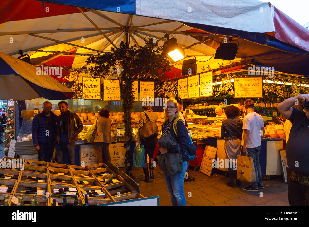 Munich, Allemagne - 14 octobre 2017 : les touristes acheter différentes sortes de fromage sur le guichet du marché Viktualienmarkt Banque D'Images