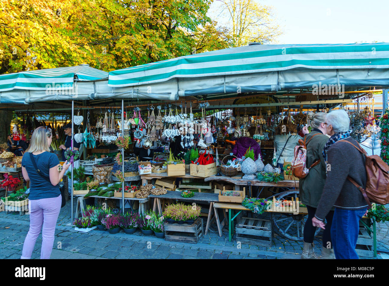 Munich, Allemagne - 14 octobre 2017 : les touristes acheter différentes sortes de souvenirs sur le comptoir du marché Viktualienmarkt Banque D'Images