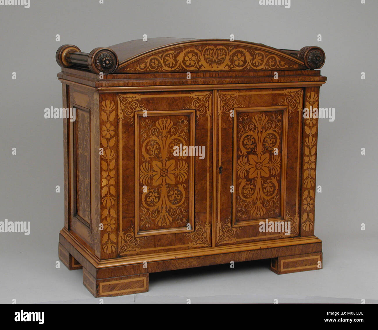 Cette armoire à médailles est un mobilier antique en bois et en métal, utilisé pour stocker et afficher des médailles et des jetons, démontrant l'artisanat et l'importance culturelle. Banque D'Images Cette armoire à médailles est un mobilier antique en bois et en métal, utilisé pour stocker et afficher des médailles et des jetons, démontrant l'artisanat et l'importance culturelle. Banque D'Images