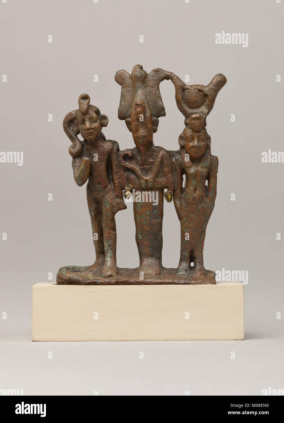 Cette sculpture représente la triade égyptienne d'Isis, Osiris et Horus, illustrant l'iconographie religieuse, la représentation divine de la famille, et la signification culturelle égyptienne antique. Banque D'Images