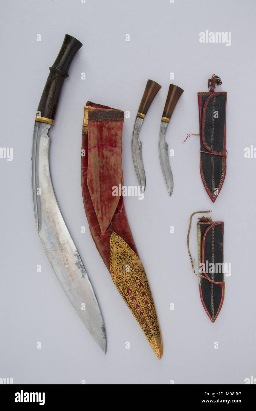 (Couteau) Kukri avec deux gaines, deux petits couteaux, et deux poches remplies d'affûtage 36.25.714a-g 002juin2014 Banque D'Images