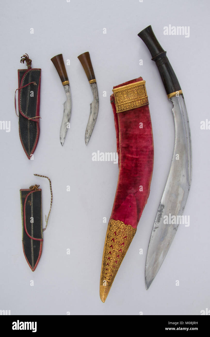 (Couteau) Kukri avec deux gaines, deux petits couteaux, et deux poches remplies d'affûtage 36.25.714a-g 003juin2014 Banque D'Images
