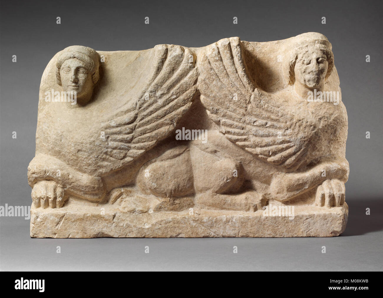 Stèle funéraire calcaire avec sphinx illustrant les motifs funéraires égyptiens antiques, la protection et la conception artistique symétrique. Banque D'Images