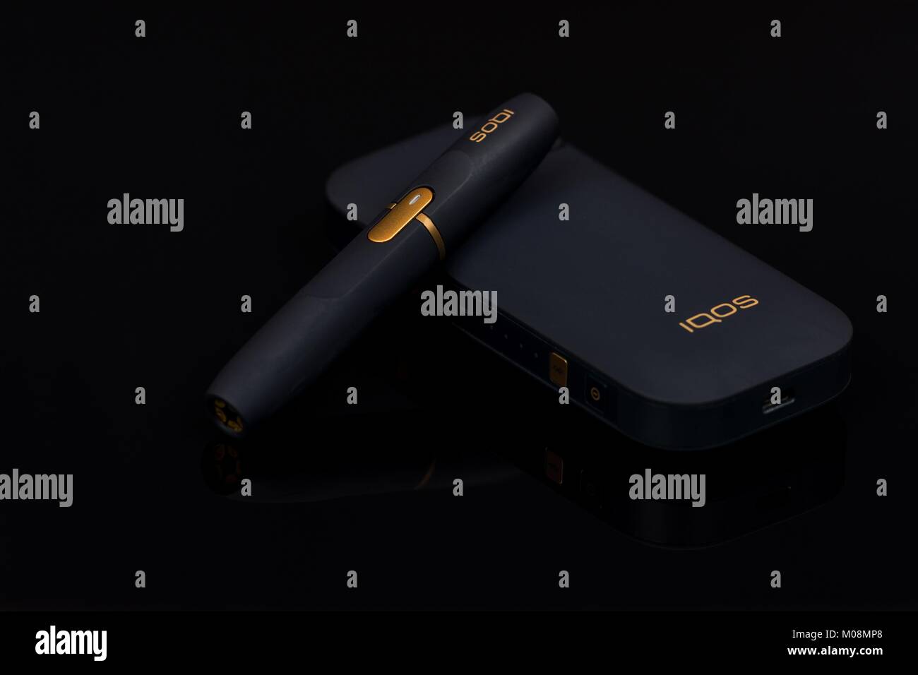 Prague, Rpublique tchque - janvier 02, 2018:cigarette lectronique,  systme de chauffage tabac Iqos de Marlboro isol sur fond blanc Photo  Stock - Alamy