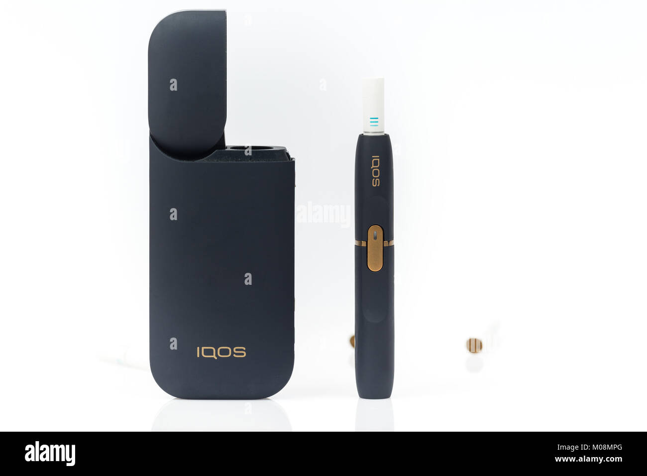 Prague, République tchèque - janvier 02, 2018:cigarette électronique,  système de chauffage tabac Iqos de Marlboro isolé sur fond blanc Photo  Stock