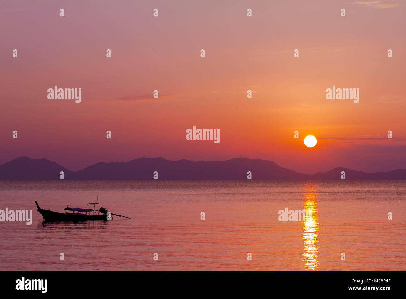 Twiligth mer et bateau avec le coucher du soleil. Banque D'Images