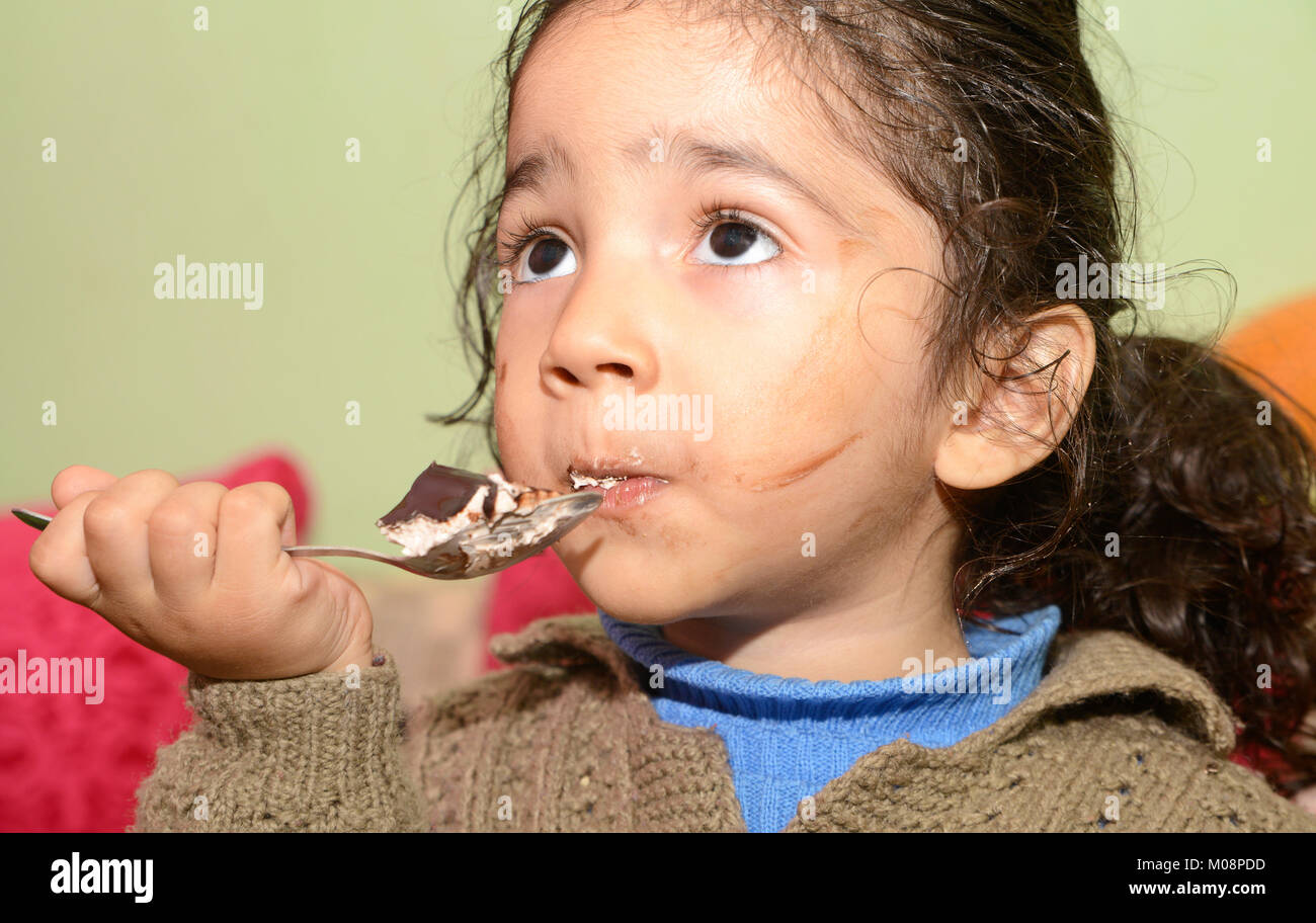 Little Boy eating cake Banque D'Images