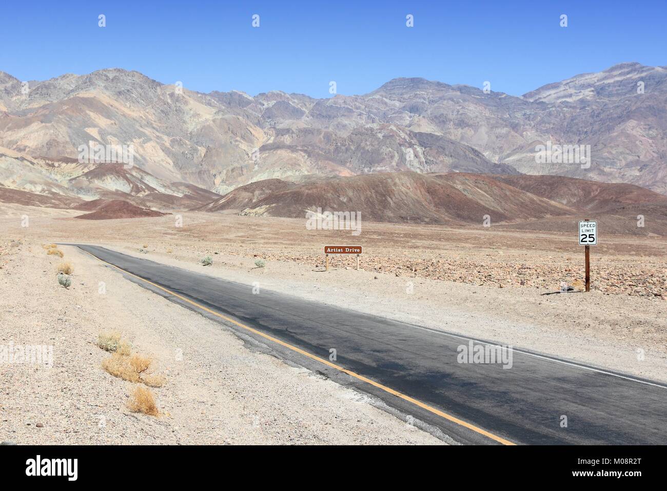 Désert de Mojave en Californie, États-Unis. Vue panoramique du célèbre artiste Drive à Death Valley National Park (comté d'Inyo). C'est un cône alluvial de B Banque D'Images