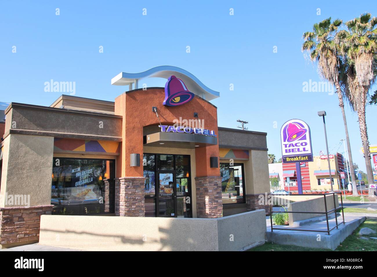 FRESNO, États-unis - 12 avril 2014 : restaurant Taco Bell à Fresno, Californie. Taco Bell a 6 446 restaurants et sert plus de 2 milliards d'uc Banque D'Images