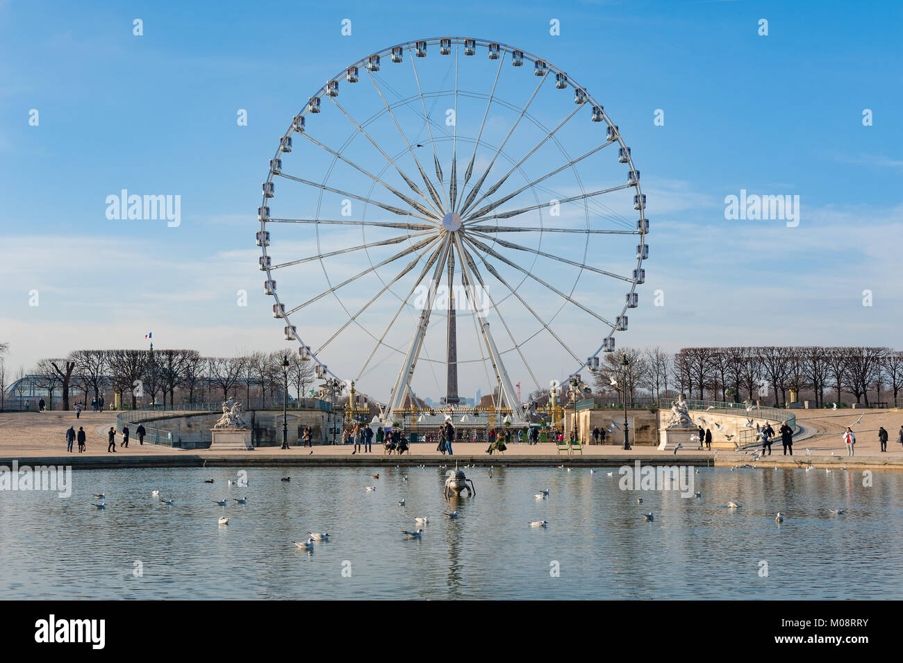 Paris ferris roues contre le ciel bleu du parc des Tuileries avec Banque D'Images