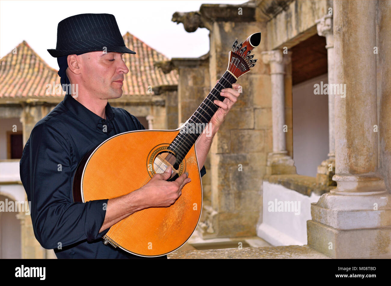 Musicien portugais Joao Cuna jouant la Guitarra Portuguesa Banque D'Images