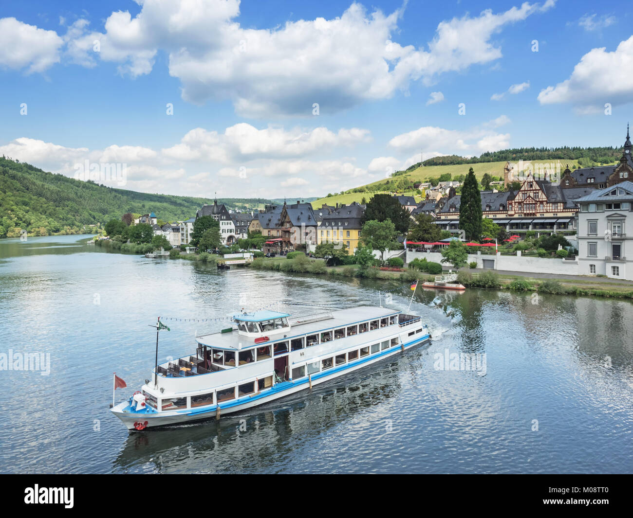 Bateau de croisière sur la Moselle près de city Traben-Trarbach Banque D'Images