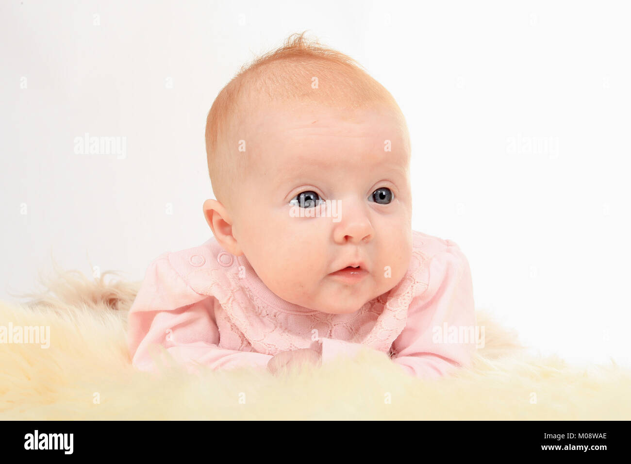 2 Mois Bebe Fille Sur Le Ventre A Plat Ventre Photo Stock Alamy