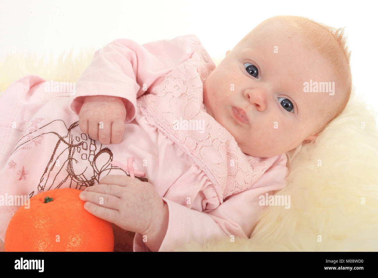 2 Mois Bebe Fille Jouant Avec Des Oranges Dans Le Secteur Des Fruits Fort Photo Stock Alamy