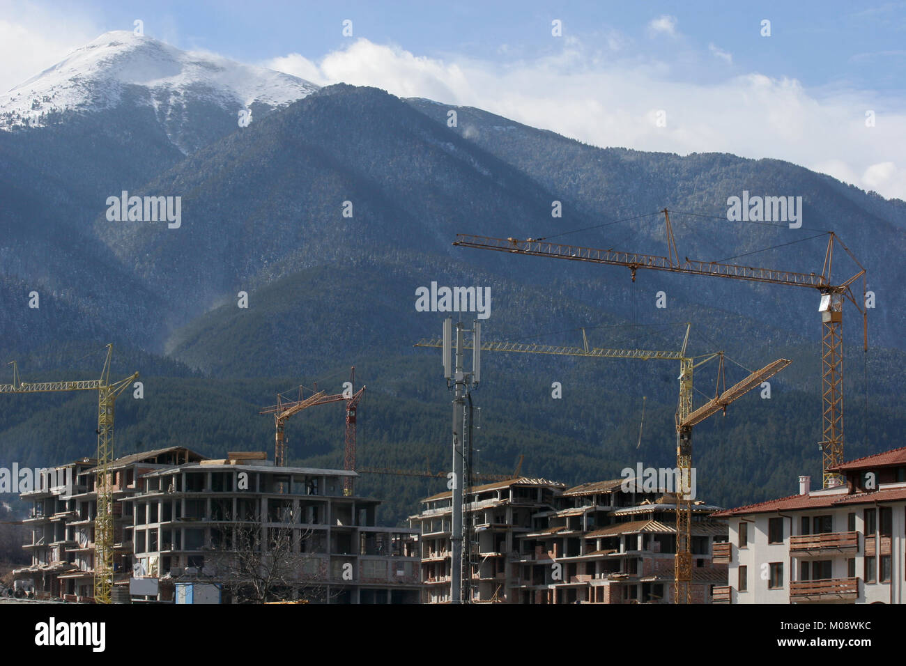 Les grues de construction sur une montagne dans les constructions d'hôtels ruiner la nature. Changements climatiques dangereux. La pollution des grands de la nature. Le bâtime Banque D'Images