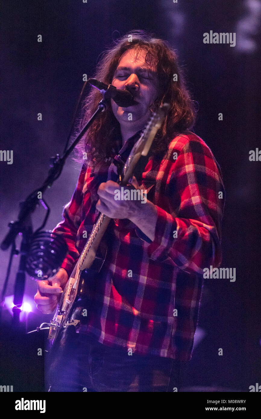 Norvège, Oslo - 24 novembre, 2017. Le groupe de rock indépendant américain de la guerre à la drogue effectue un concert live à Oslo Spektrum. Ici guitariste et chanteur Adam Granduciel est vu sur scène. (Photo crédit : Gonzales Photo - Stian S. Moller). Banque D'Images