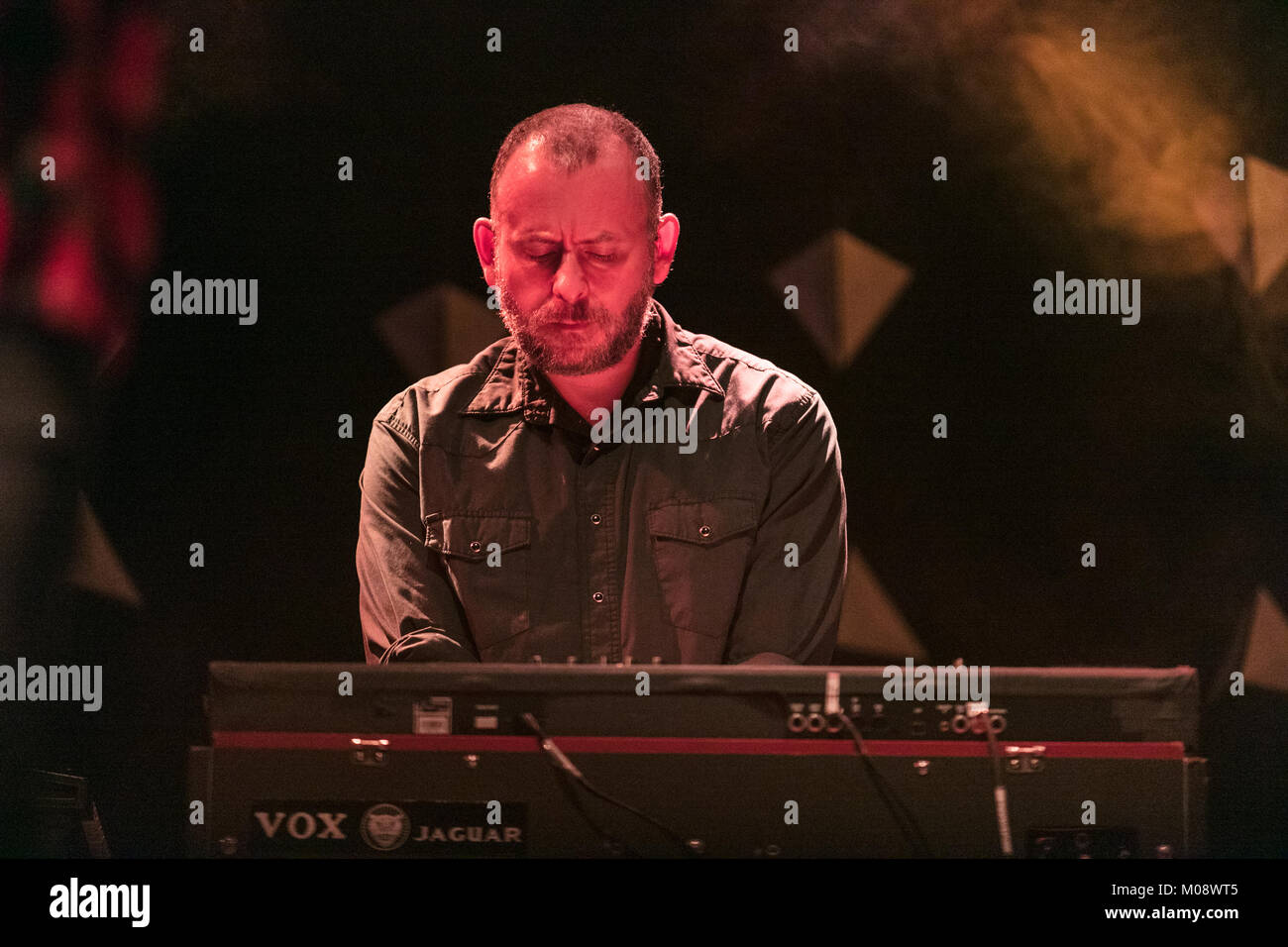 Norvège, Oslo - 24 novembre, 2017. Le groupe de rock indépendant américain de la guerre à la drogue effectue un concert live à Oslo Spektrum. Ici musicien Jon Natchez est vu sur scène. (Photo crédit : Gonzales Photo - Stian S. Moller). Banque D'Images