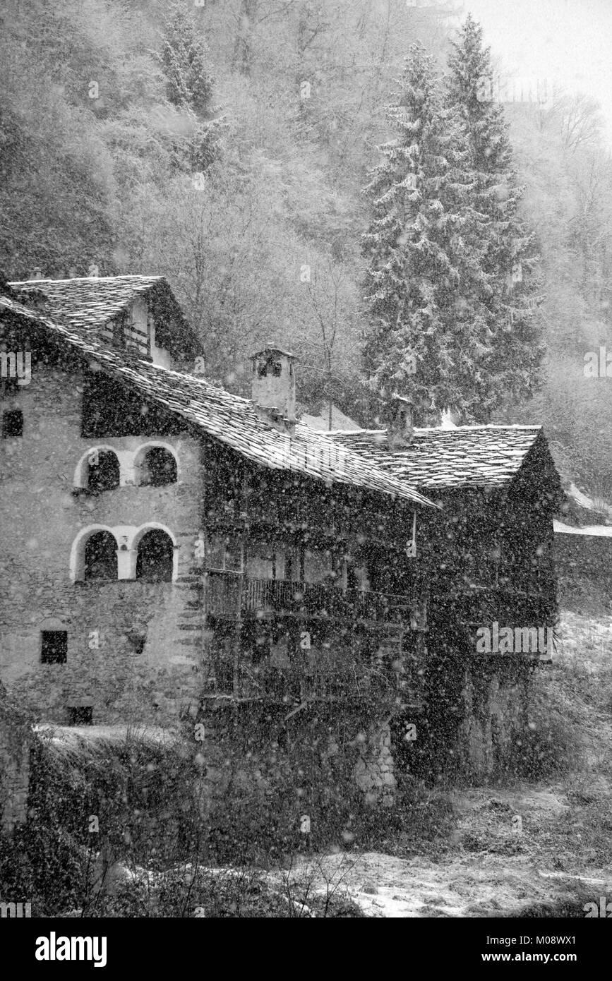 L'ancien abris sur les montagnes d'hiver Banque D'Images