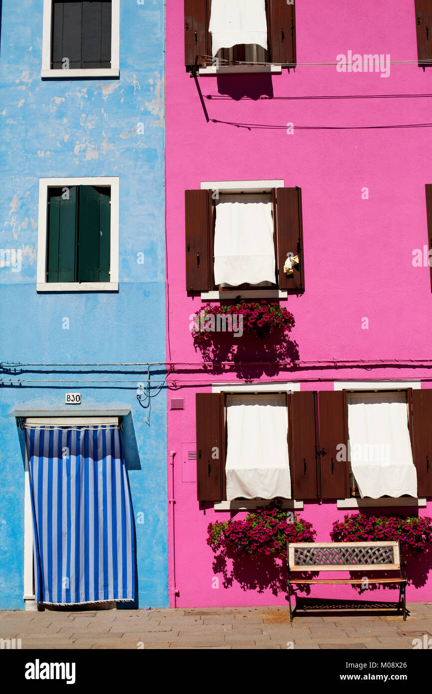 Maisons roses et bleus dans l'île de Burano, Venise, Italie. Banque D'Images