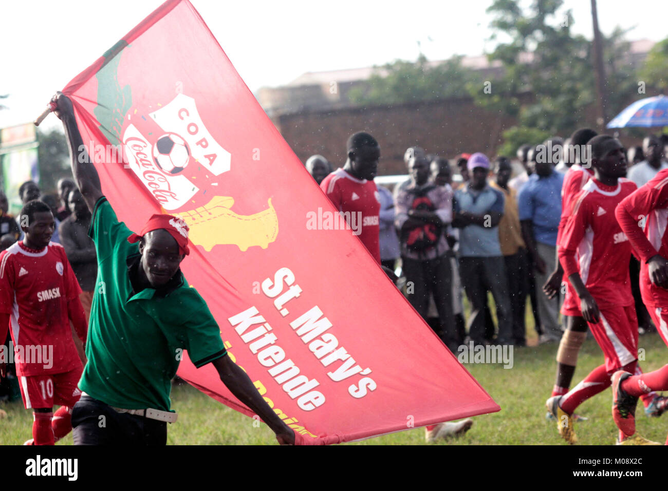 Une équipe de soccer de l'Ougandais jubilate joueurs jusqu'à la victoire Banque D'Images