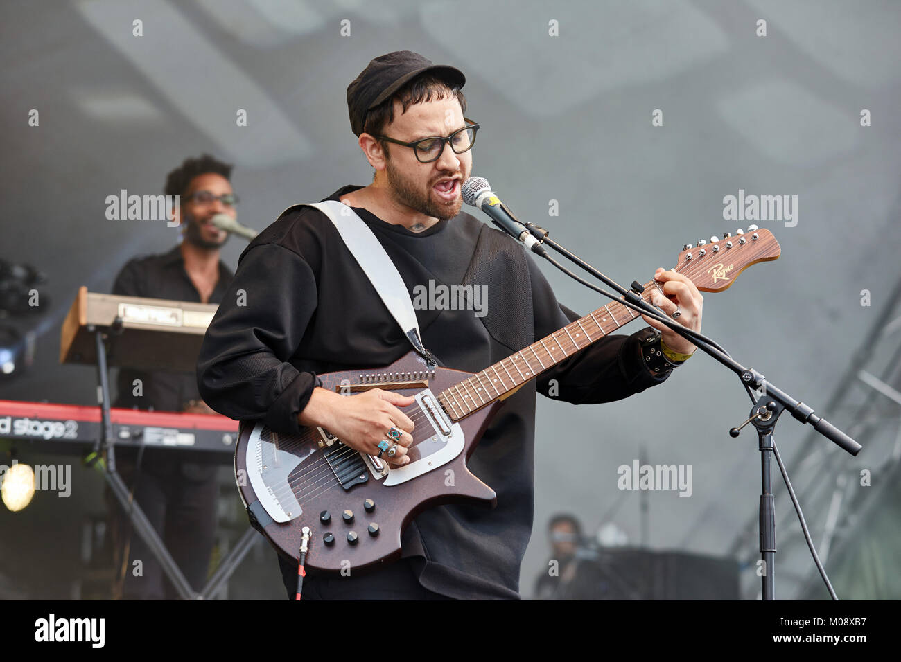 Unknown Mortal Orchestra, l'Amérique et de la Nouvelle Zélande rock band, effectue un concert live à Oslo Fjord Fest 2015 à Oslo. Ici band fondateur, chanteur et guitariste Ruban Nielson est représenté sur scène. La Norvège, 15/07 2015. Banque D'Images