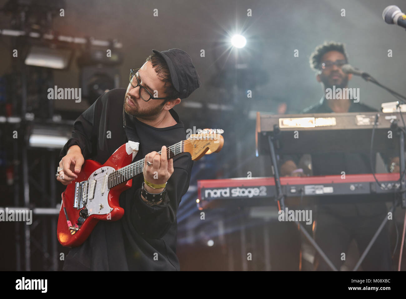 Unknown Mortal Orchestra, l'Amérique et de la Nouvelle Zélande rock band, effectue un concert live à Oslo Fjord Fest 2015 à Oslo. Ici band fondateur, chanteur et guitariste Ruban Nielson est représenté sur scène. La Norvège, 15/07 2015. Banque D'Images