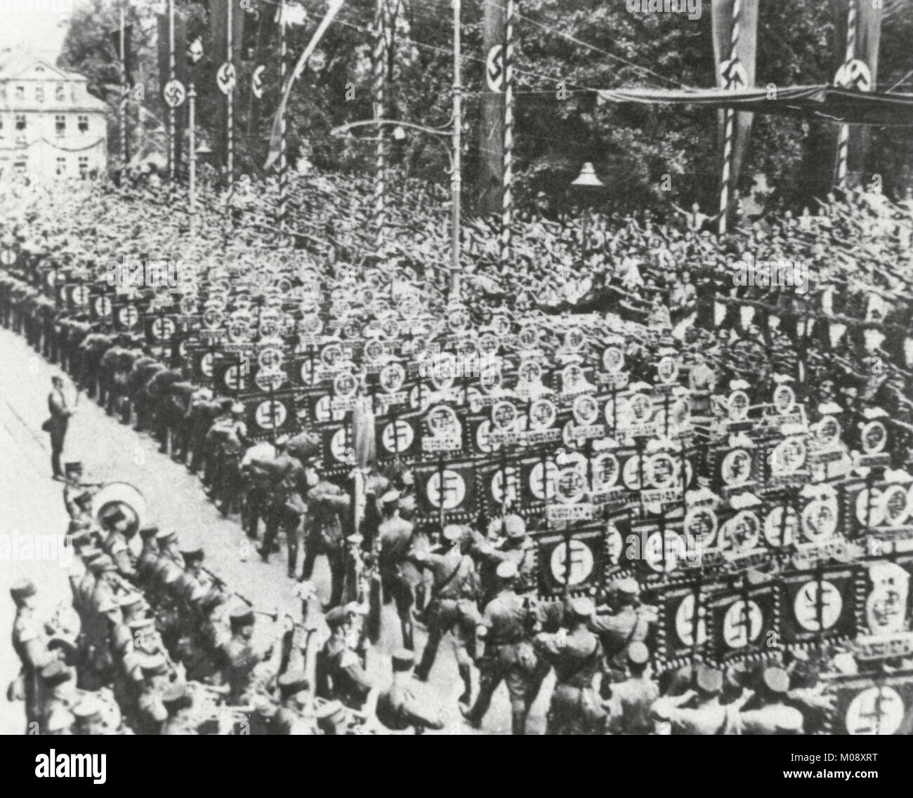 Le national-socialisme (1933-1945). Les soldats allemands ont défilé avec les bannières de victoire à la Karlsplatz à Weimar, Allemagne. La photographie. Banque D'Images