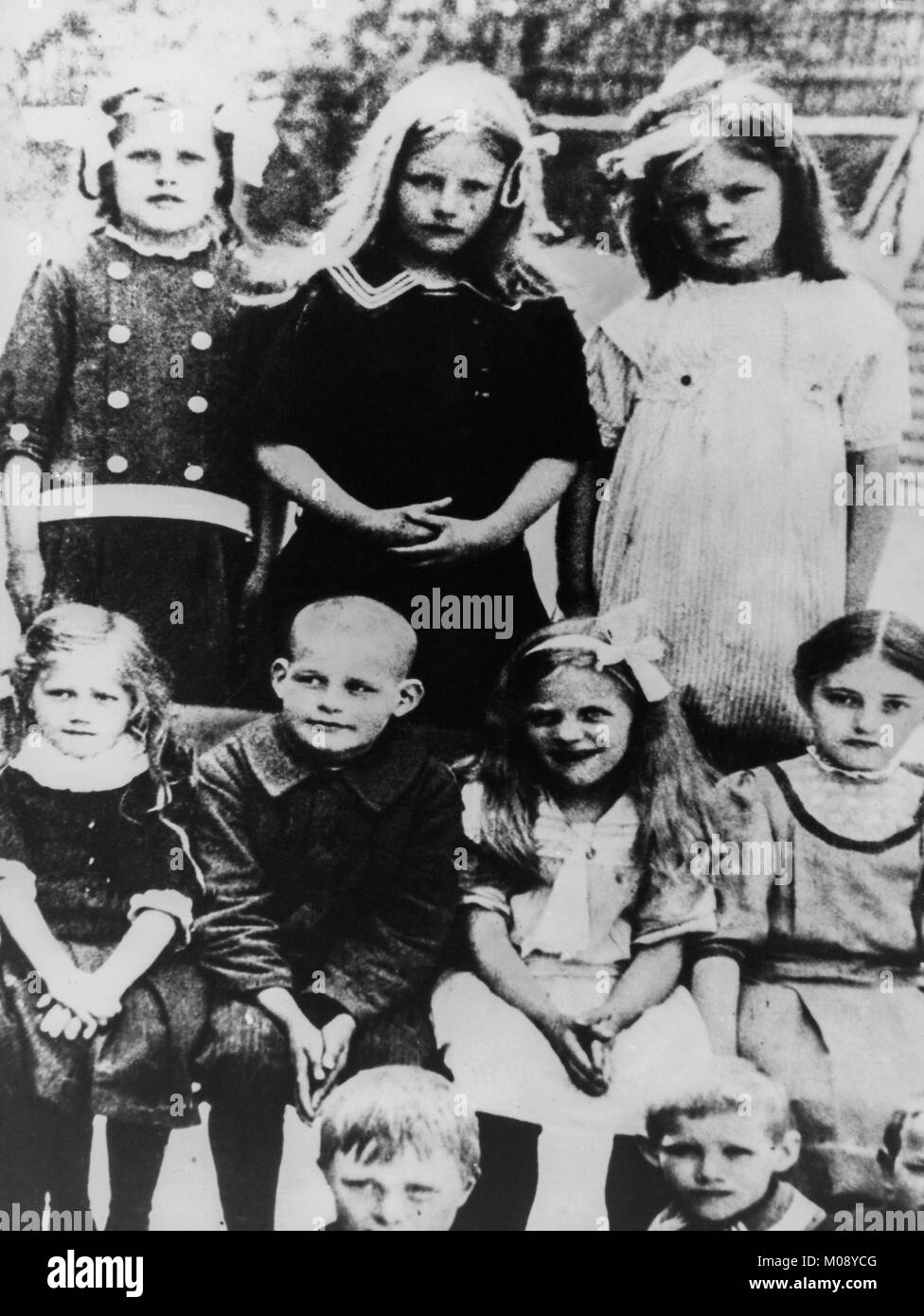 GRETA GARBO actrice futur 9 ans avec des camarades de 1914 Banque D'Images