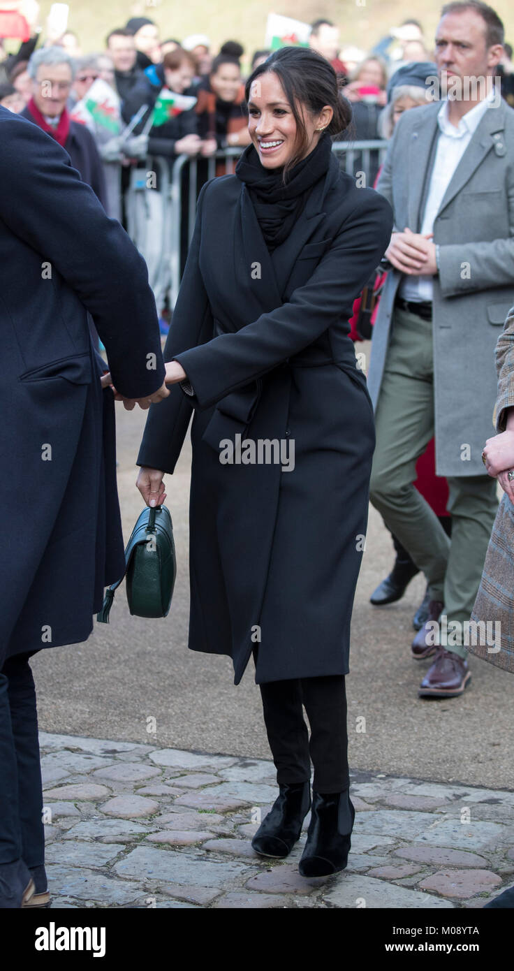 18 janvier 2018 Grande-Bretagne Royaume-uni Cardiff's Prince Harry et Meghan Markle rencontrez la foule en attente dans le parc du château de Cardiff, en visitant le Royaume-Uni à introduire Meghan à la population. Banque D'Images