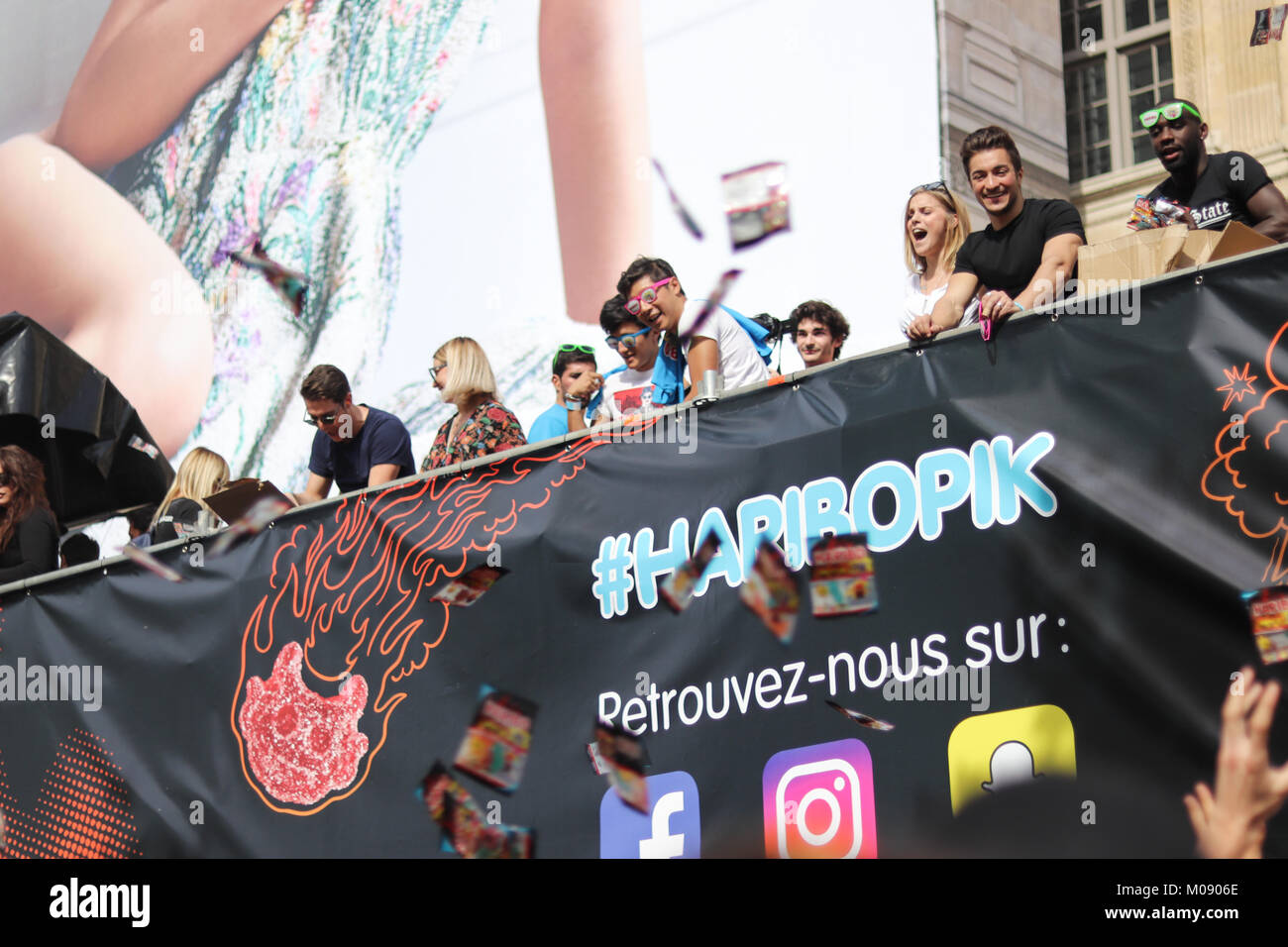 Cadeaux lancée par le flotteur Haribo la Techno Parade en bus dans Paris, September 23rd, 2017. Banque D'Images