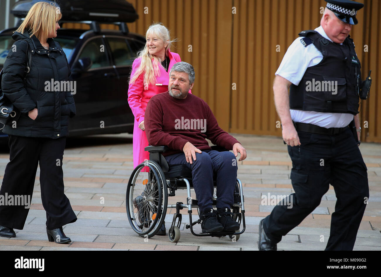 La voirie L'agent Paul Holroyd, 51, (en fauteuil roulant) arrive à Liverpool le Tribunal de la Couronne, où le football, l'agent Peter Morrison, 37 ans, est d'être condamné pour le meurtre d'autres routes Adam agent Gibb, 51 également, et en laissant M. Holroyd paralysé, après la vitesse et les textos en sa Mercedes, qu'ils étaient sur la scène d'une autre collision sur l'autoroute et prendre la route en sécurité lorsque l'incident s'est produit peu après midi le 21 février 2016. Banque D'Images La voirie L'agent Paul Holroyd, 51, (en fauteuil roulant) arrive à Liverpool le Tribunal de la Couronne, où le football, l'agent Peter Morrison, 37 ans, est d'être condamné pour le meurtre d'autres routes Adam agent Gibb, 51 également, et en laissant M. Holroyd paralysé, après la vitesse et les textos en sa Mercedes, qu'ils étaient sur la scène d'une autre collision sur l'autoroute et prendre la route en sécurité lorsque l'incident s'est produit peu après midi le 21 février 2016. Banque D'Images